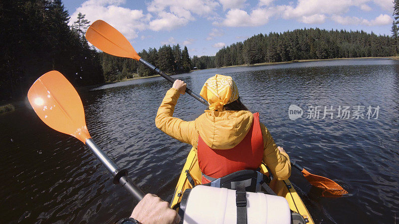 皮划艇和生态旅游。在湖中划船的情侣。