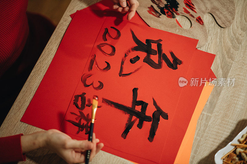 一个女人用汉字制作祝福卡的特写