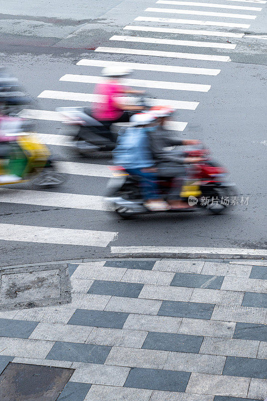 运动模糊摩托车在胡志明市街道