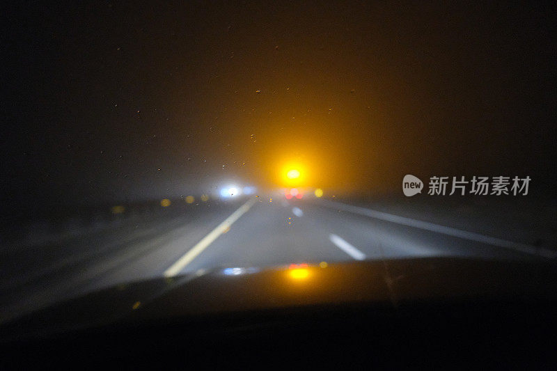 在大雾中行驶在加州高速公路上