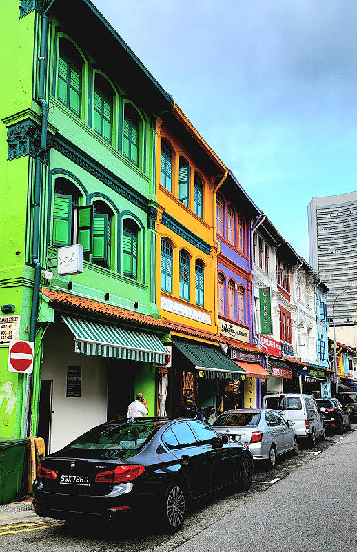 垂直拍摄的彩色建筑在新加坡唐人街区