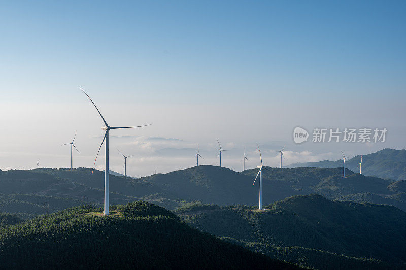 云海和山上的风力发电机