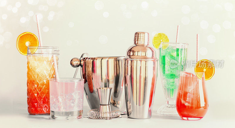 丰富多彩的夏日长饮吧和鸡尾酒工具在各种玻璃杯与吸管和柑橘类水果