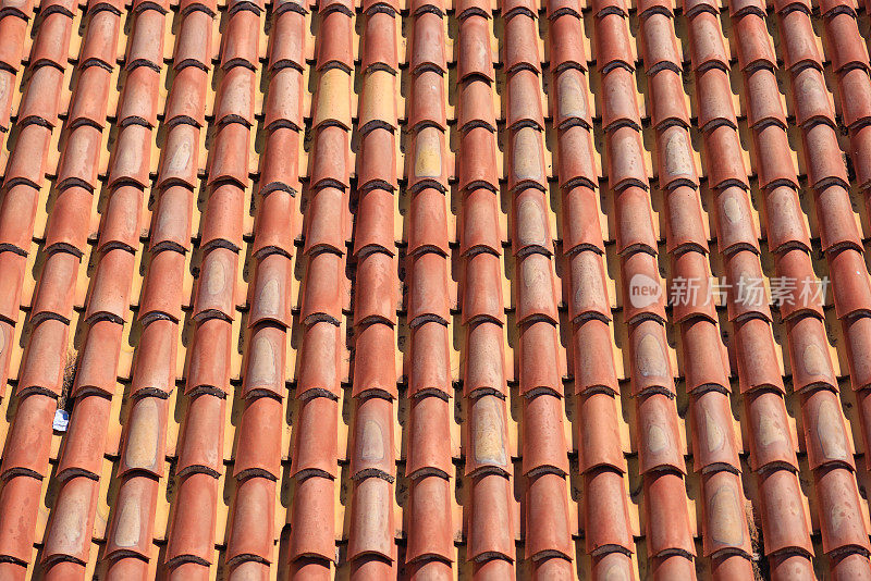 全框架的赤陶色瓦片屋顶