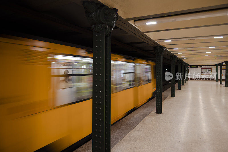 1号线是布达佩斯最古老的地铁线路，建于1894年至1896年。