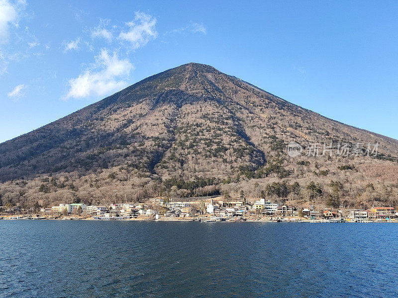 日本日光的中禅寺湖和南台山