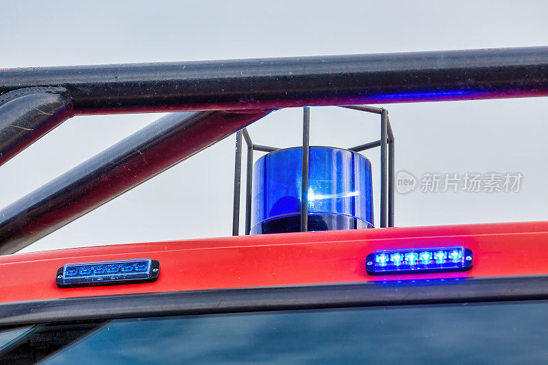 消防车顶部的蓝色闪烁灯-紧急服务概念