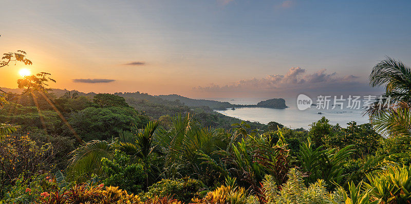 在哥斯达黎加太平洋海岸的曼努埃尔·安东尼奥国家公园，充满活力的日出俯瞰着狂野的海岸美景