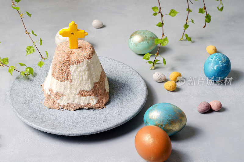 复活节的背景。复活节快乐，在浅色的背景上画上五颜六色的彩蛋