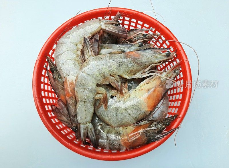 篮子食品准备中的鲜虾。