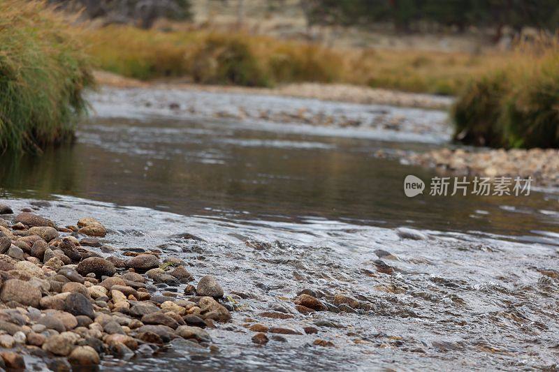 平静的河流流经岩石山谷