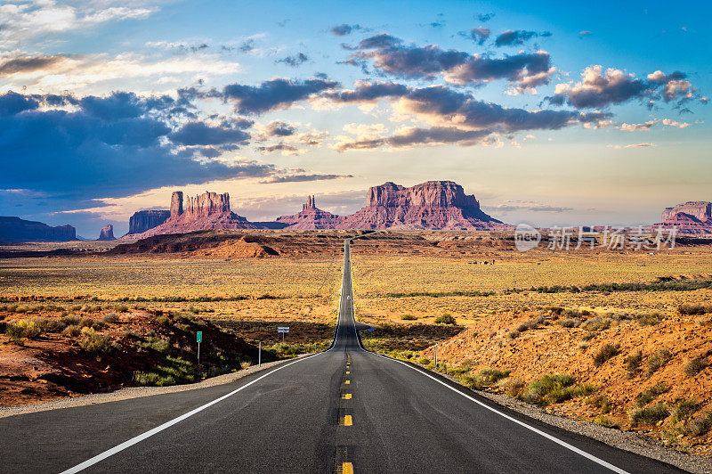 美国犹他州纪念碑谷的漫长道路