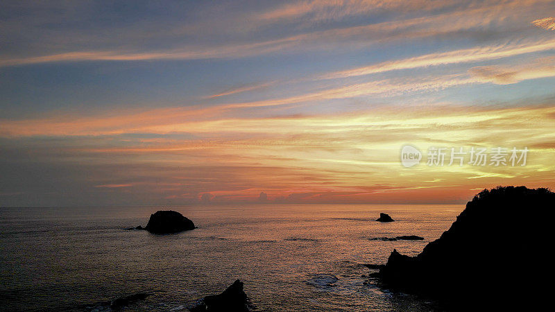 海岸线和太平洋海浪的鸟瞰图