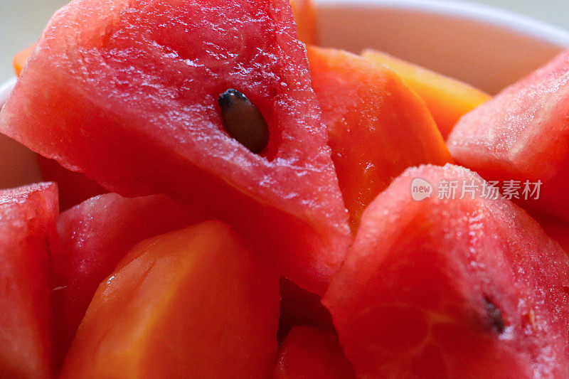 全画幅图像的早餐水果碗切片西瓜三角形和新鲜木瓜片作为大陆酒店餐厅自助早餐，健康饮食的理念