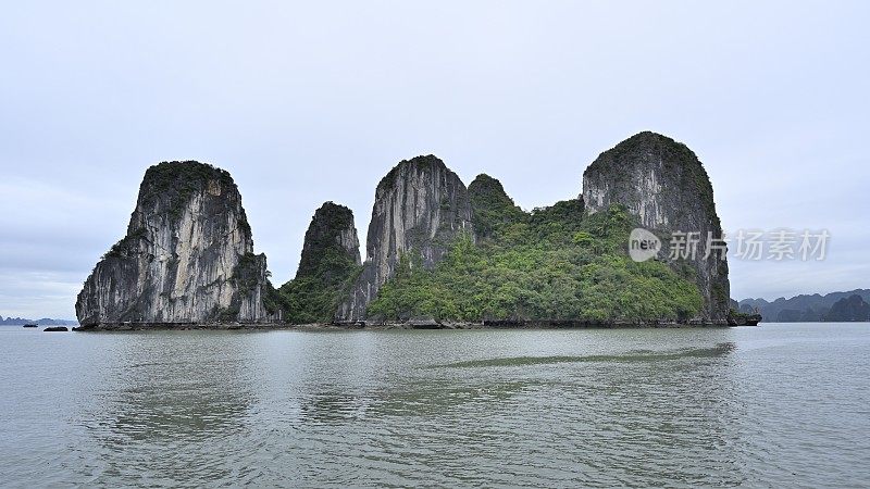 壮丽的喀斯特峰森林在海上