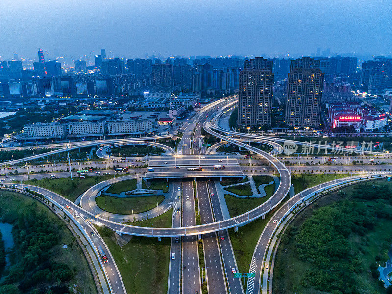 俯瞰现代立交桥的夜景，上海，中国