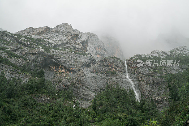 中国甘南扎加纳石山的神秘景观