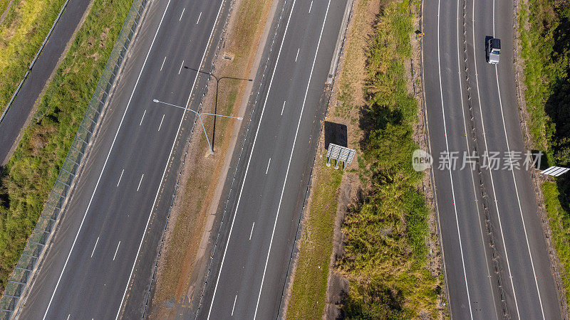 多车道高速公路鸟瞰图