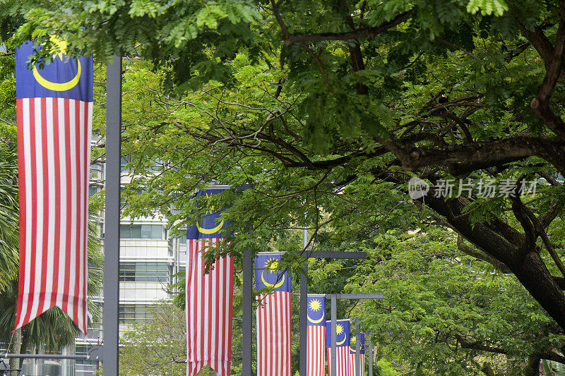 吉隆坡市中心街道上的马来西亚国旗