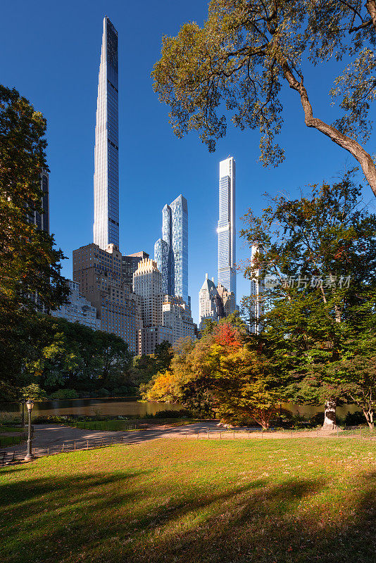 秋天的中央公园，亿万富翁排着超高层摩天大楼。纽约曼哈顿中城