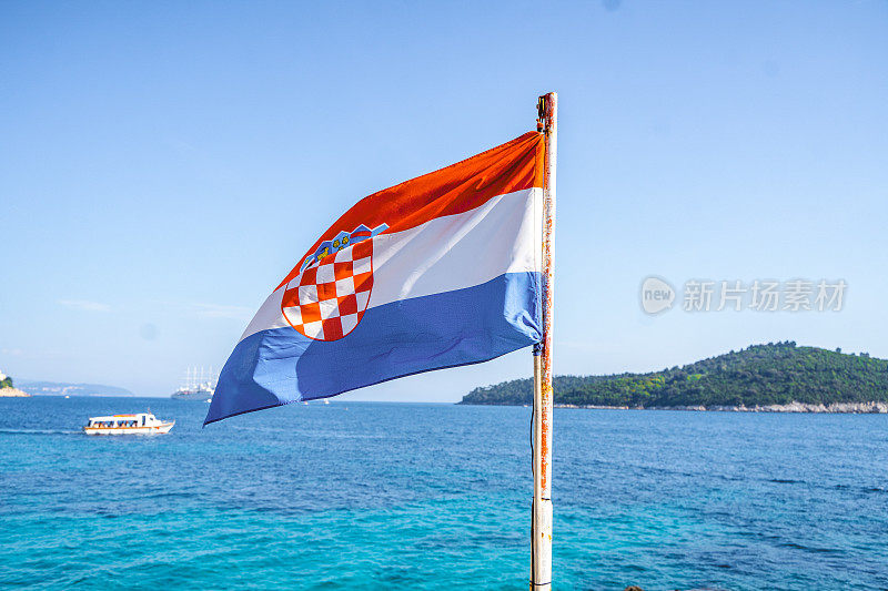 克罗地亚国旗在一个大风天的海边