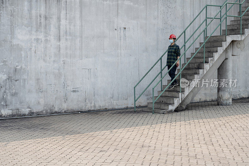 一位亚洲女性技术人员在煤炭储存站工作