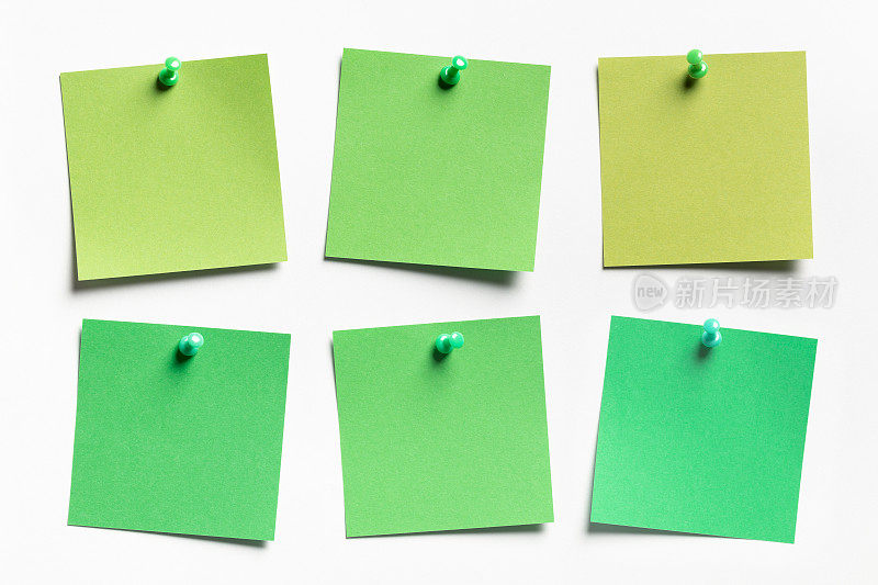 白纸背景上的一组绿色便利贴