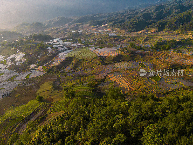 鸟瞰浇灌季节，越南老蔡省yty公社的梯田，棕色的土壤与美丽的天空融为一体。