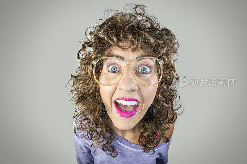 开朗的80年代女人，一头长发，戴着眼镜，带着大大的傻笑