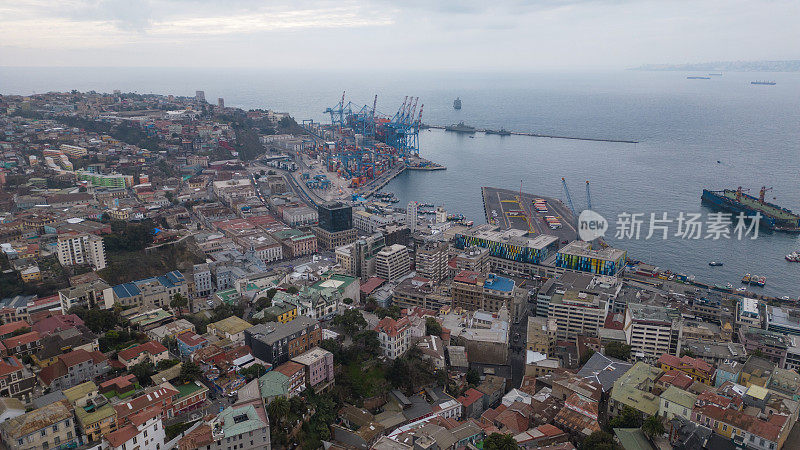俯瞰瓦尔帕莱索市的海滨浴场