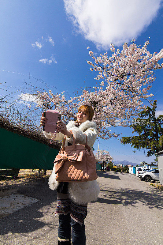 一名年轻女子在韩国与小樱合影