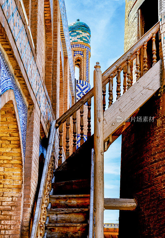 乌孜别克斯坦希瓦一所马德雷斯的木制楼梯