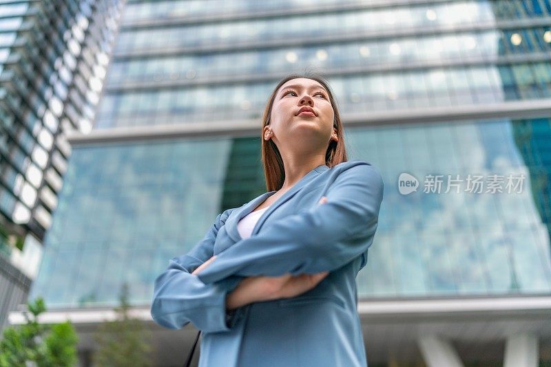 赋予女性领导力。年轻的亚洲女商人在企业城市中领导