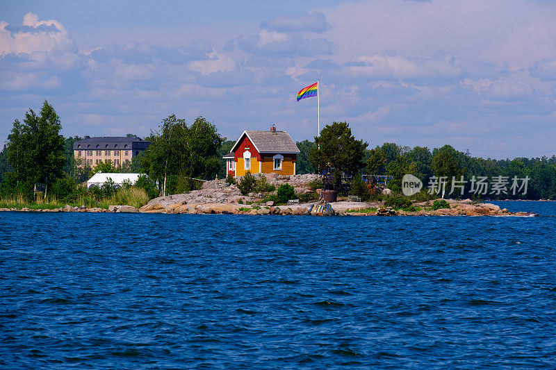 夏季赫尔辛基市中心的海岸景观。一间小木屋矗立在山脚下