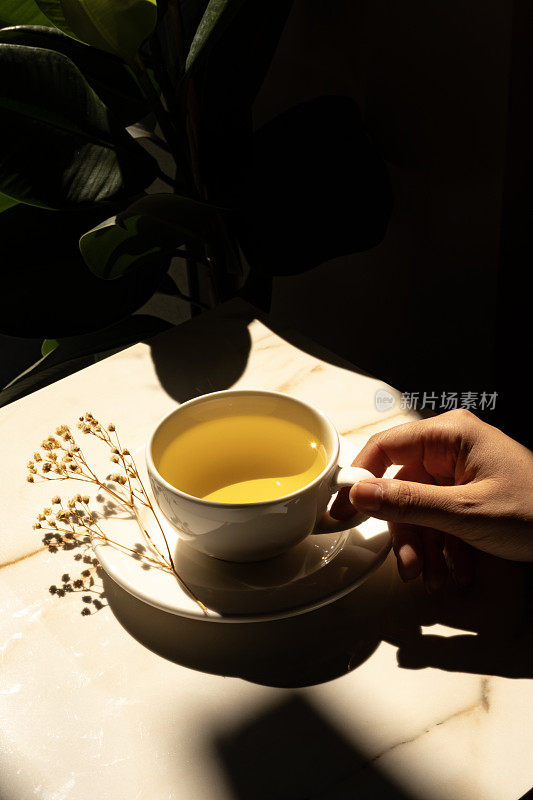 壶里的凉茶，空茶杯