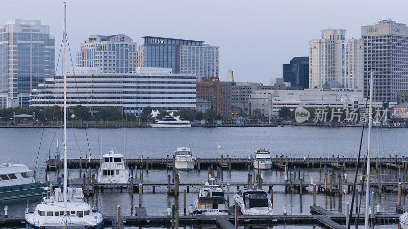 市中心诺福克海滨和伊丽莎白河港。摩天大楼在河边拔地而起。从弗吉尼亚州朴茨茅斯鸟瞰诺福克
