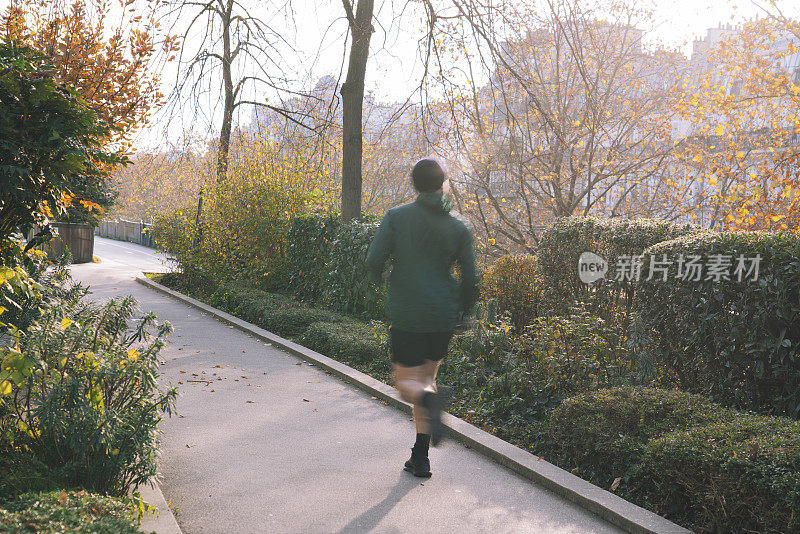 一名男子在清晨日出时在法国巴黎昆兹旺茨区的艺术高架桥上慢跑