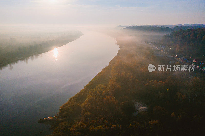 晨雾鸟瞰图。秋季风景无人机摄影。十月。保护自然。黎明