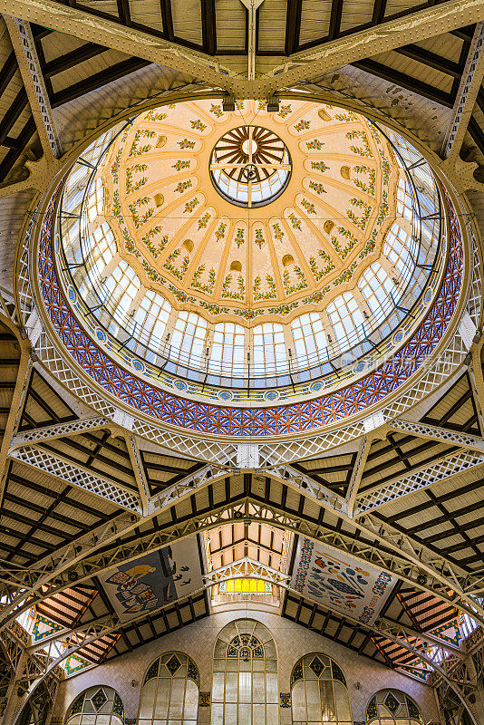 瓦伦西亚中央市场的穹顶。瓦伦西亚中央市场