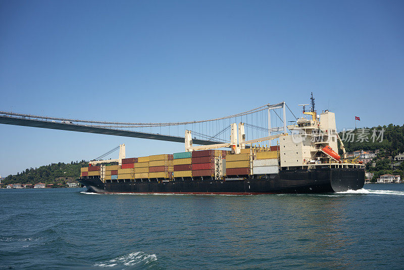货船集装箱船通过博斯普鲁斯海峡，伊斯坦布尔，土耳其。