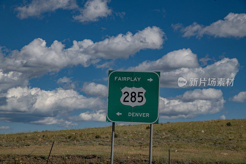 公路标志285丹佛和费尔普莱在科罗拉多州中部在美国西部的北美