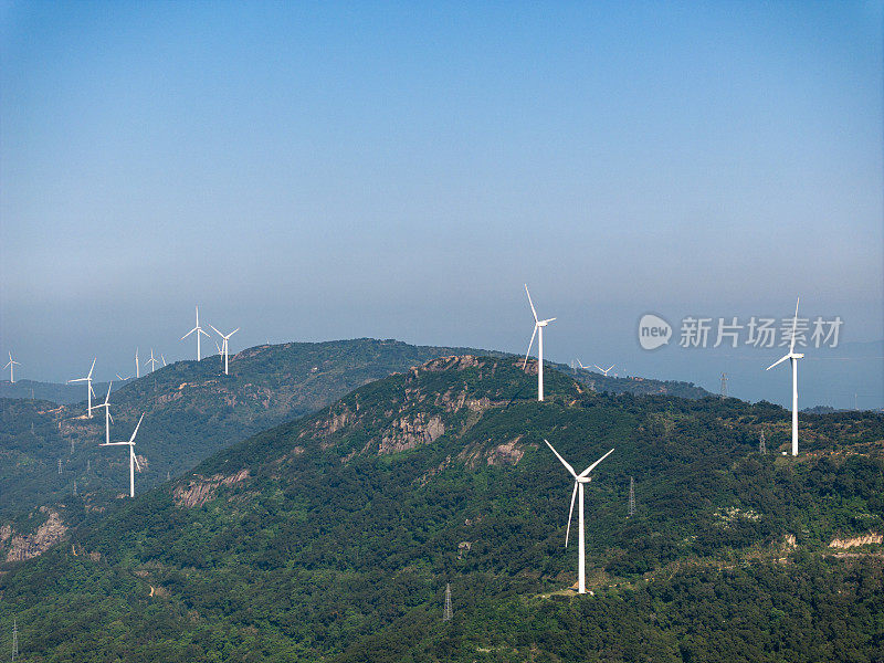 山顶上的风力发电场