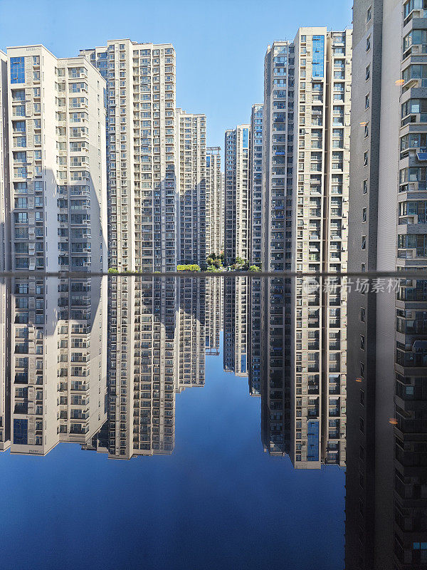 住宅建筑映在水面上