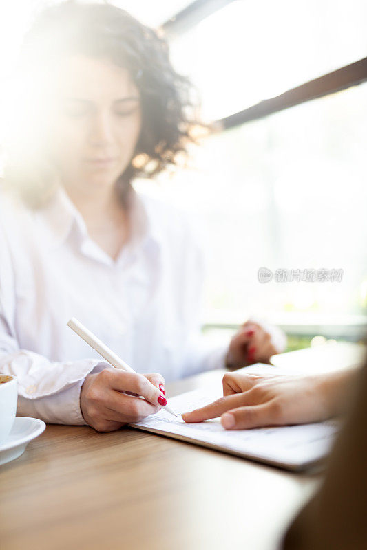 女企业家与合伙人在会议室签订合同投资专业文件协议