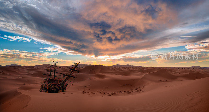在日落时分的撒哈拉沙漠上的旧船残骸-北非，摩洛哥