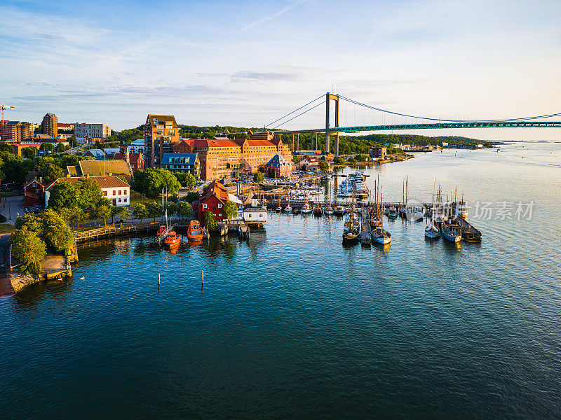 哥德堡雄伟的大桥和波光粼粼的夏日水面上的城市景观