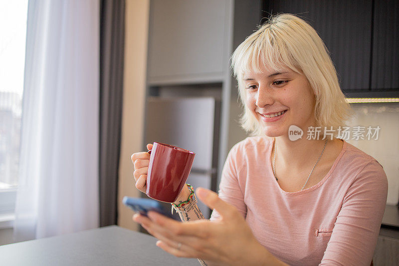 快乐的年轻女子在使用电话