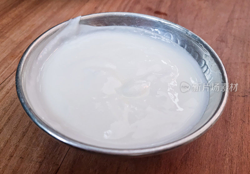 美味的木制酸奶