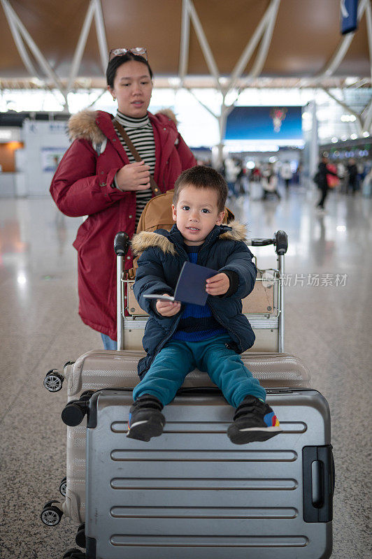 冒险的开始:多种族幼儿准备旅行