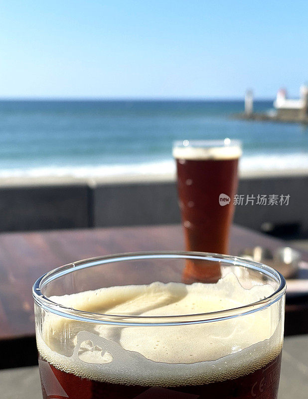 海滩上的啤酒